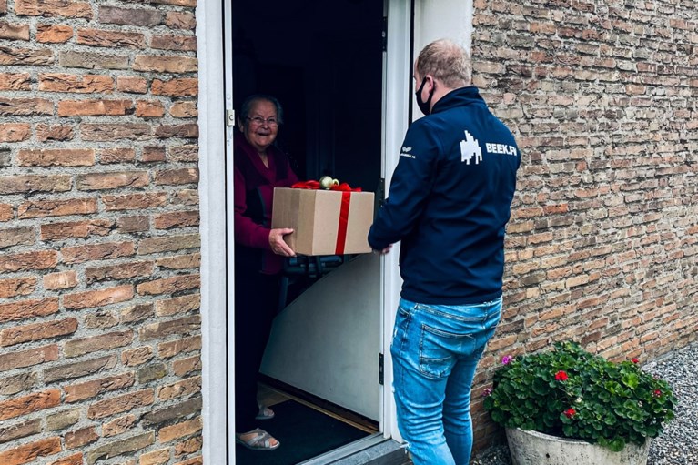 Beek FM heeft honderd culinaire kerstpakketten bezorgd bij ouderen