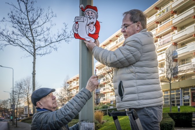 Arno Rademakers (72) en Bert Boon (75) fleuren Marktstraat in Hoensbroek op met kerstdecoraties
