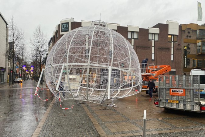 Reuzenkerstbal in Heerlense binnenstad haalt Kerstmis niet; decoratie is afgebroken na vandalisme door jeugdig trio