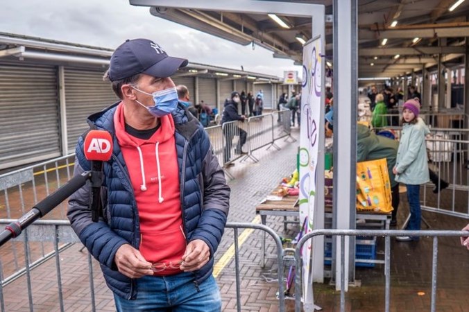 Onherkenbare Rutte brengt gekleed in hoodie stiekem bezoek aan Haagse markt: ‘Mooi hoe mensen elkaar helpen’