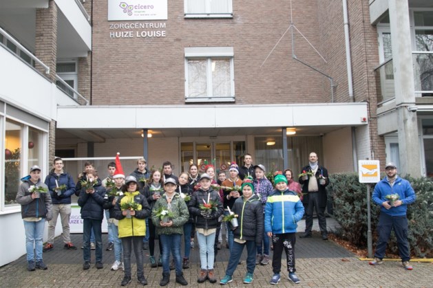 Scouts van Scouting Vincentius Rumpen maken kerststukjes voor ouderen 