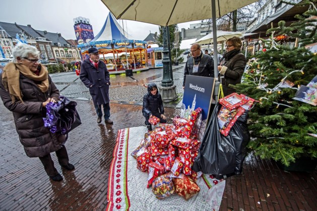 Wensboom Sittard haalt genoeg geld op voor 301 kerstcadeaus voor kinderen