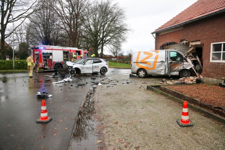 Enorme ravage: busje rijdt na aanrijding schuur binnen in Roggel