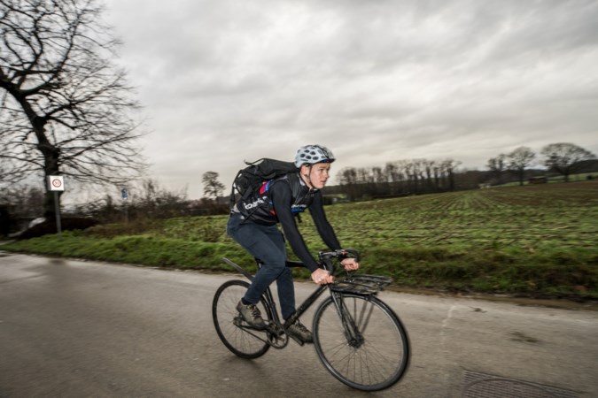 Limburgse fietskoeriers draaien overuren: ‘200 kilometer op een dag is geen uitzondering’