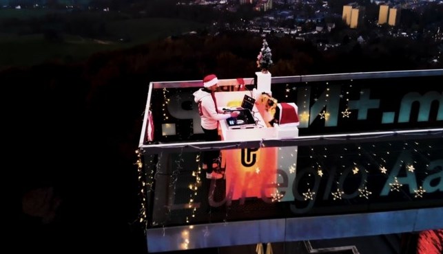 Video: Muzikale kerstwens van Limburgse deejay op 353 meter hoogte: ‘Ik wilde voor een lichtpuntje zorgen’