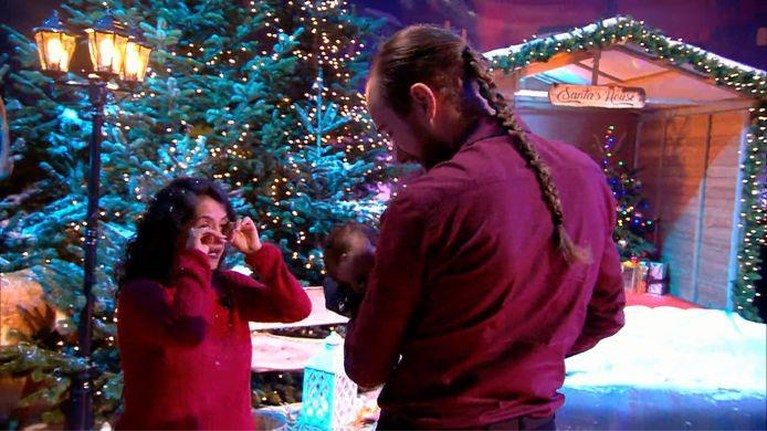 Vader ziet pasgeboren dochtertje voor het eerst in emotionele kerstshow All You Need is Love