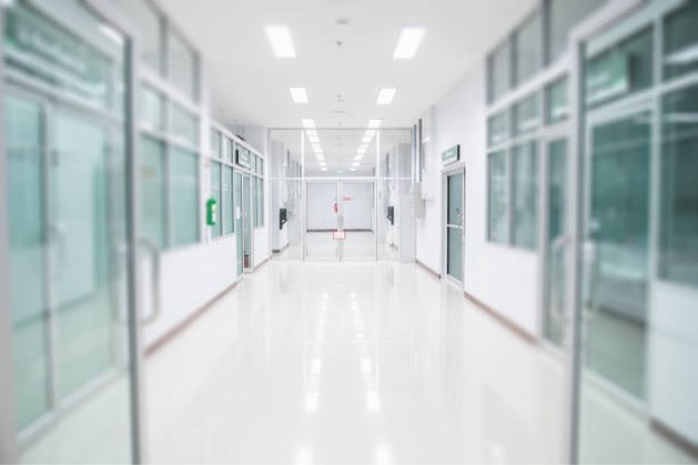 Families verloren naaste: verpleeghuizen aansprakelijk gesteld om ‘rigide bezoekverbod’