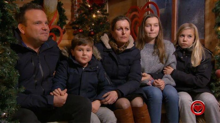 Vader ziet pasgeboren dochtertje voor het eerst in emotionele kerstshow All You Need is Love