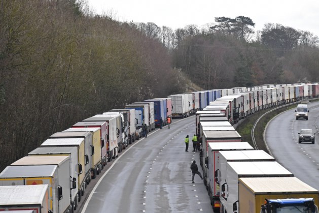 Engelsen zetten extra militairen in voor coronatests bij gestrande truckers
