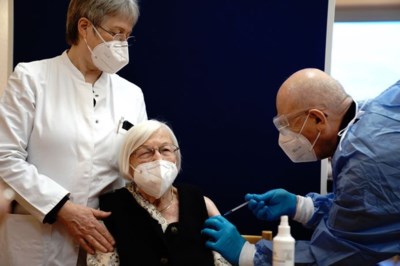 Europa start vaccinaties, 90-plussers krijgen primeur: ‘Deze datum zal ons altijd bijblijven’
