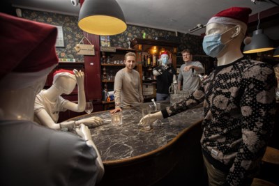 Creatieve barmannen van café De Harmonie in Weert blijven in contact met hun kroegtijgers