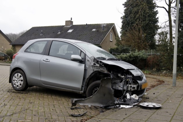 Geparkeerde auto raakt zwaar beschadigd door vuurwerk in Heijen