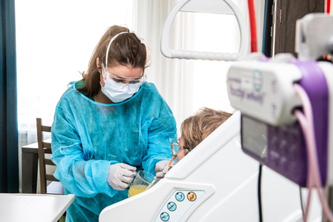 Druk op zorgpersoneel wordt te hoog: ‘Ouderen minder douchen of geen dagbesteding’