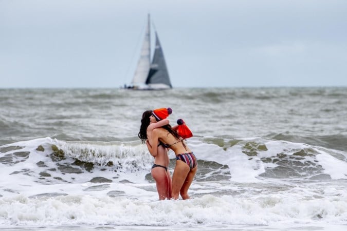 Nederlanders kúnnen niet zonder de nieuwjaarsduik: ‘Dit jaar gezellig in ons meertje’