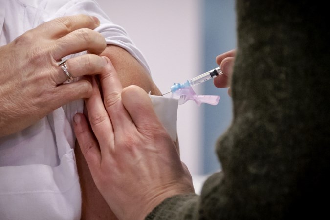 Limburgse zorginstellingen: pas de wet aan zodat we weten welke medewerker gevaccineerd is