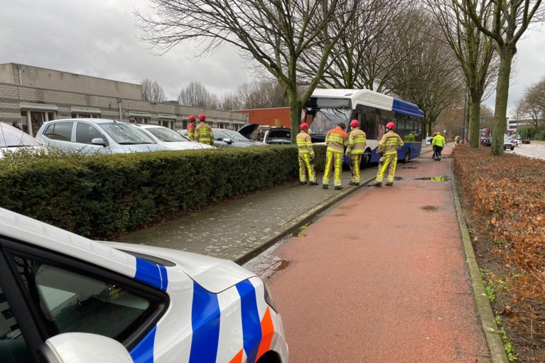 Video: Ongeluk met lijnbus in Sittard, meerdere auto’s beschadigd