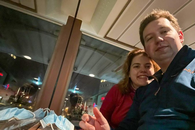 Genezen patiënt komt maar moeizaam terug uit buitenland omdat verplichte test nog positief uitvalt