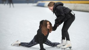 Foto van de week: Seïra en Eline zijn even thuis weg en maken plezier op de schaatsbaan van Glanerbrook in Geleen