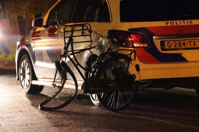 Mannen beroven krantenbezorger van fiets, tweewieler op spoor gegooid