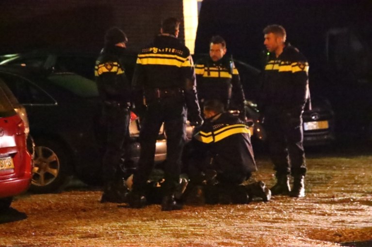 Mannen beroven krantenbezorger van fiets, tweewieler op spoor gegooid