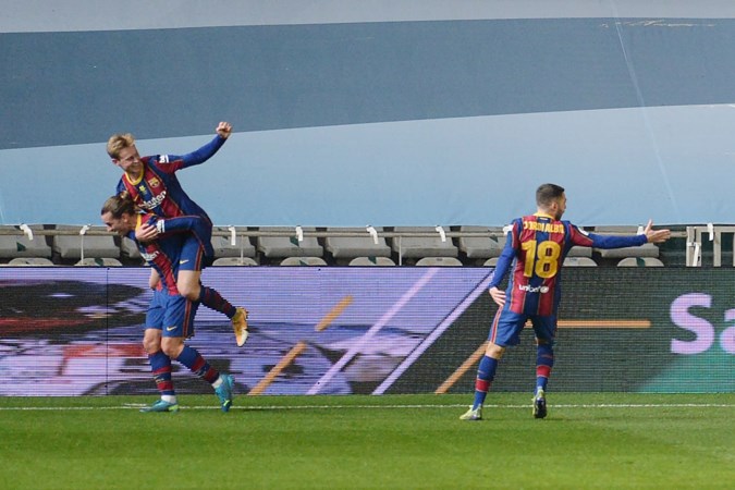 FC Barcelona in finale na knotsgekke avond Frenkie de Jong