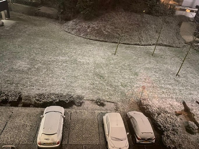 Politie en Rijkswaterstaat waarschuwen voor gladheid door sneeuwresten en ijzel