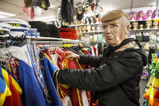 Commentaar: Carnavalsvierders geven met hun pakje slechts het signaal af dat het carnaval is