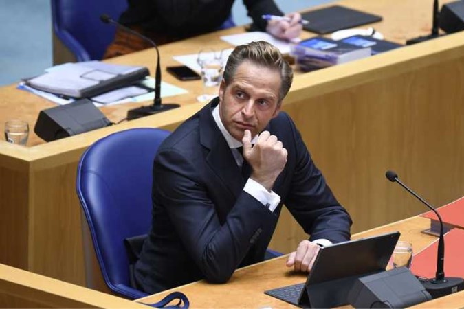 ‘Avondklok, vliegverbod vanuit het VK en quarantaineplicht woensdag aangekondigd’