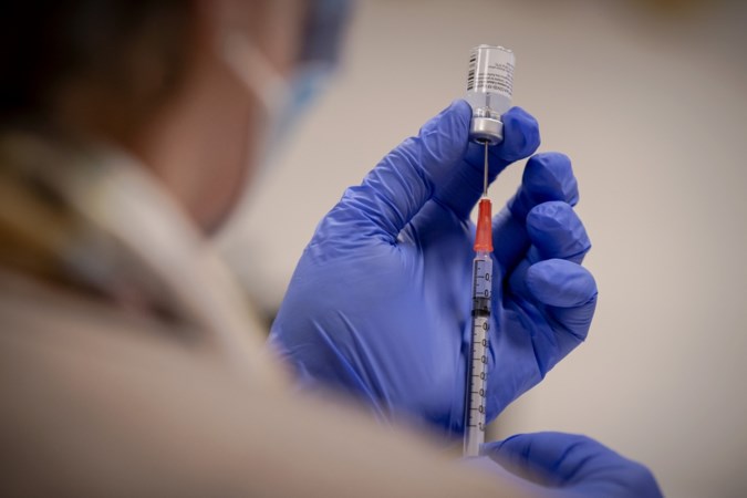 Vaccineren populair bij zorgmedewerkers, maar er zijn ook twijfels: ‘Het gaat allemaal veel te snel’