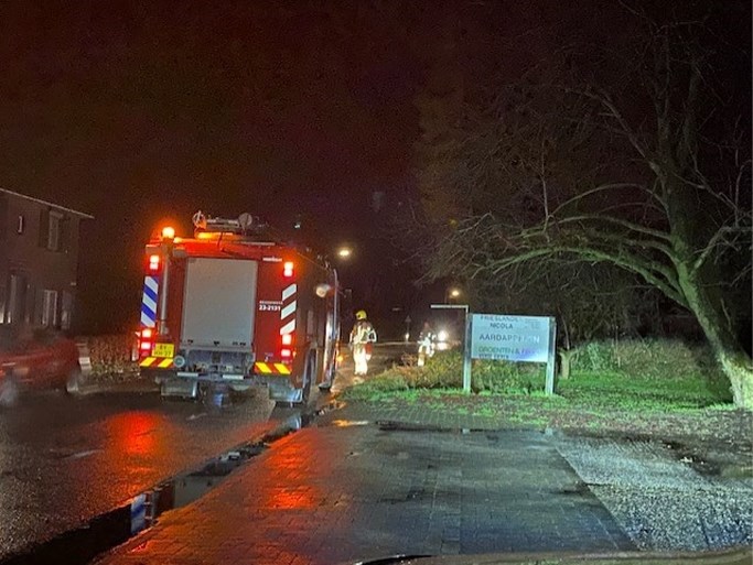 Onstuimige nacht: grote boom valt vlak langs huis