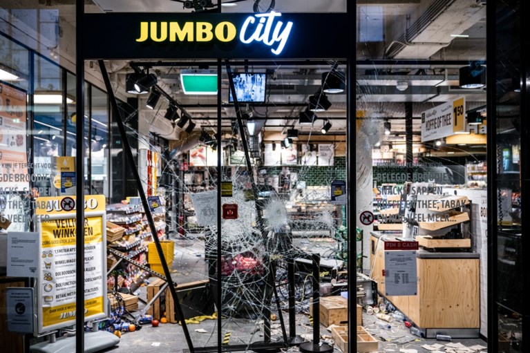 Plunderingen en rellen bij coronaprotest in Eindhoven, politie belaagd met vuurwerk