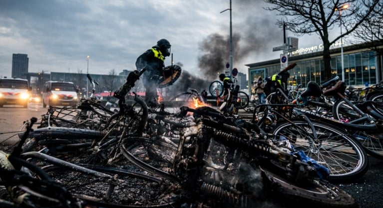Plunderingen en rellen bij coronaprotest in Eindhoven, politie belaagd met vuurwerk