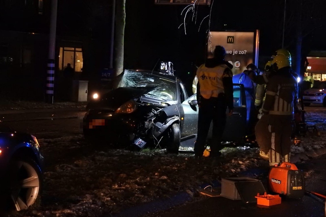 Ernstig ongeval in Venlo: auto botst hard tegen boom - De ...