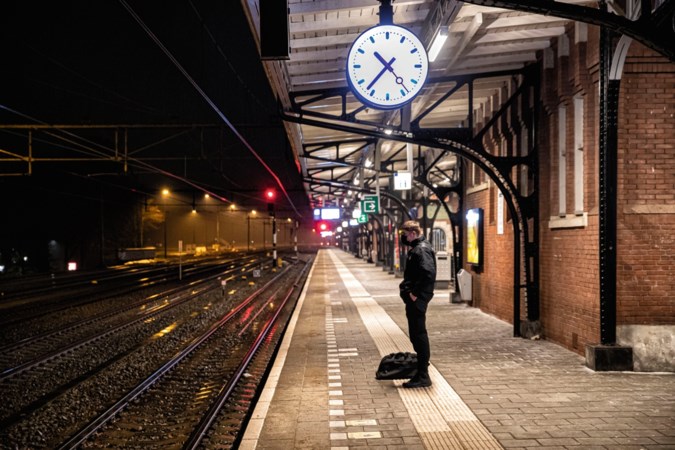 Foto van de week: ook op het NS-station in Weert is de avondklok ingegaan