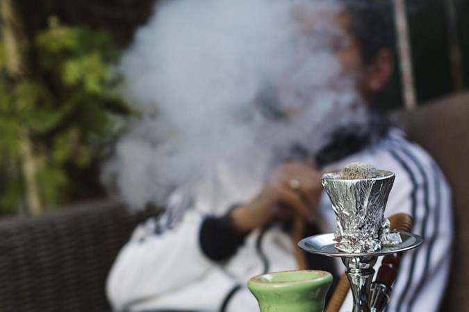 Staatssecretaris Blokhuis opent aanval op de shishalounge, kans op verbod