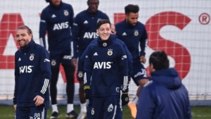 Vertrek van Mesut Özil naar Fenerbahçe zorgt voor opluchting en verdriet