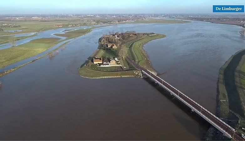 Prachtige dronebeelden: Hoogwater Maas in volle omvang vanuit de lucht gezien