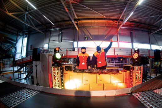 Dj-duo Lucas & Steve draait in lunchpauze DHL: ‘Effe wat nieuwe energie voor de medewerkers’