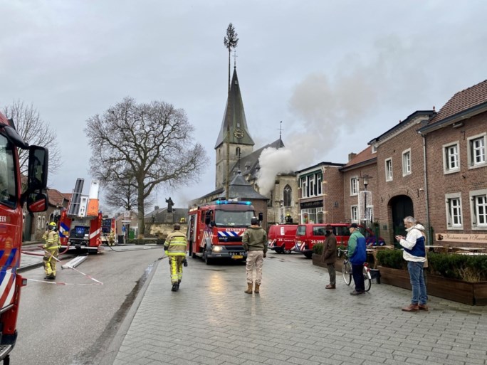 Video: Grote brand in kerk Noorbeek onder controle