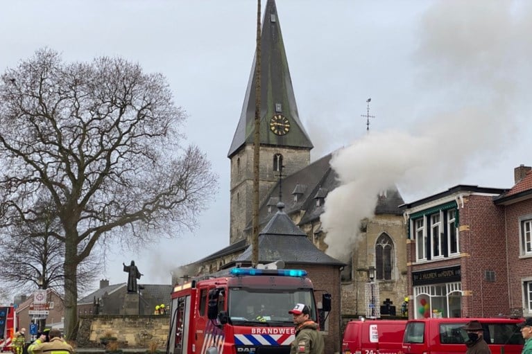 Video: Grote brand in kerk Noorbeek onder controle