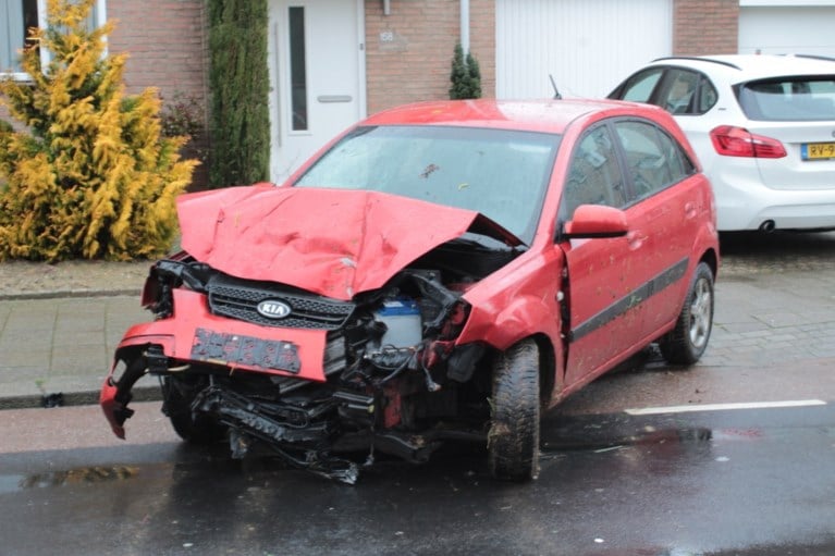 Ravage aan tuin en auto’s bij botsing in Kerkrade
