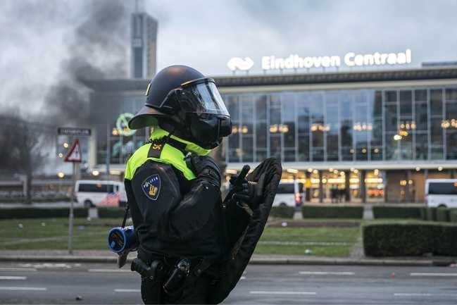 ME’ers lopen corona op na rellen, ook tal van agenten in quarantaine