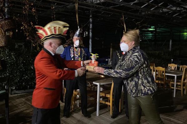 Kornuiten van Koraal delen carnavaleske kunstwerkjes uit - De Limburger