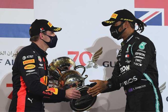 Mercedes ontkent Verstappen-clausule in contract Hamilton