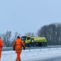 Rijkswaterstaat zet calamiteitenmachine in tegen ijs op de snelweg in Noord-Limburg: ‘Strooien niet overal meer zinvol’