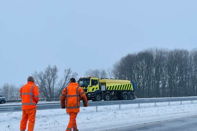 Rijkswaterstaat zet calamiteitenmachine in tegen ijs op de snelweg in Noord-Limburg: ‘Strooien niet overal meer zinvol’