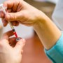 GGD’s hervatten vaccinatie zorgmedewerkers en ook huisartsen starten met AstraZeneca 