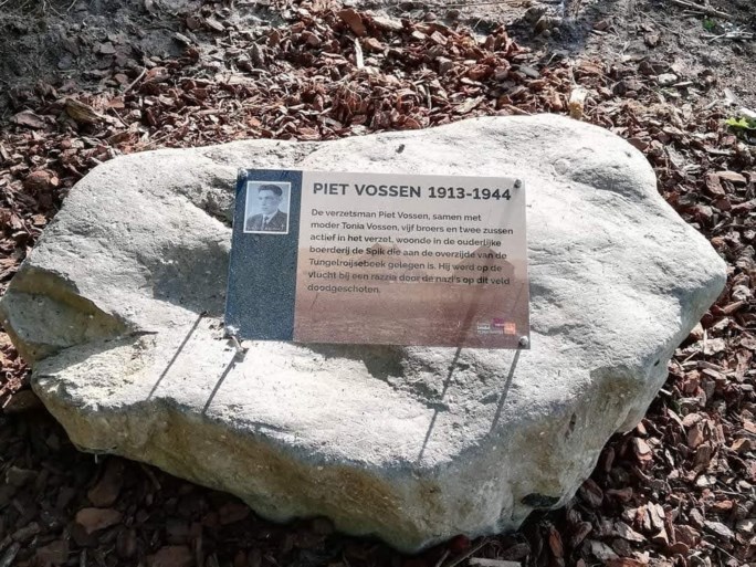 Bord van monument verzetsstrijder Piet Vossen in Heythuysen gesloopt