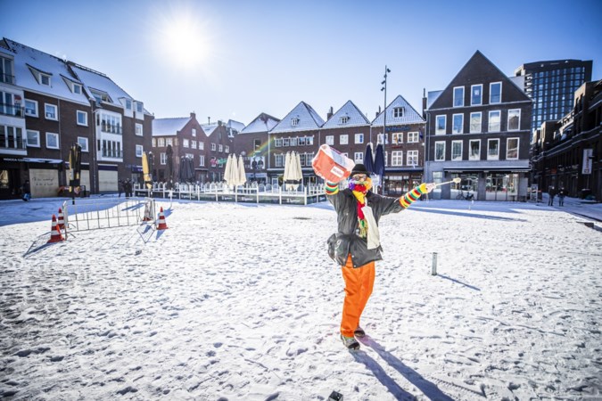 Vastelaovend in coronatijd afgetrapt: eenzame maar fanatieke vierders verkleed de straat op