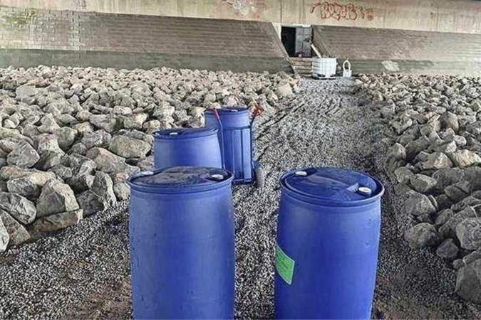 Bizarre vondst in brug: wietplantage, compleet ingericht met matrassen en eethoek